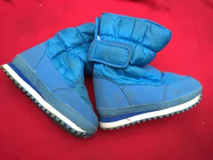 Childrens size 13 snow boots light blue