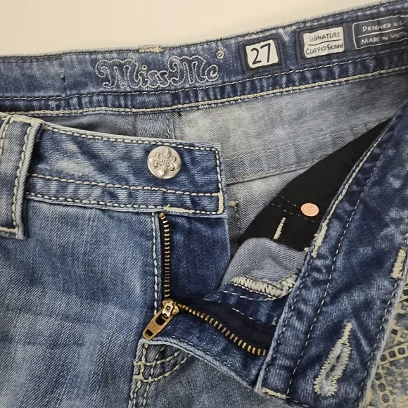Rare hard to find Miss Me stone wash embroidered skinny jeans size 27